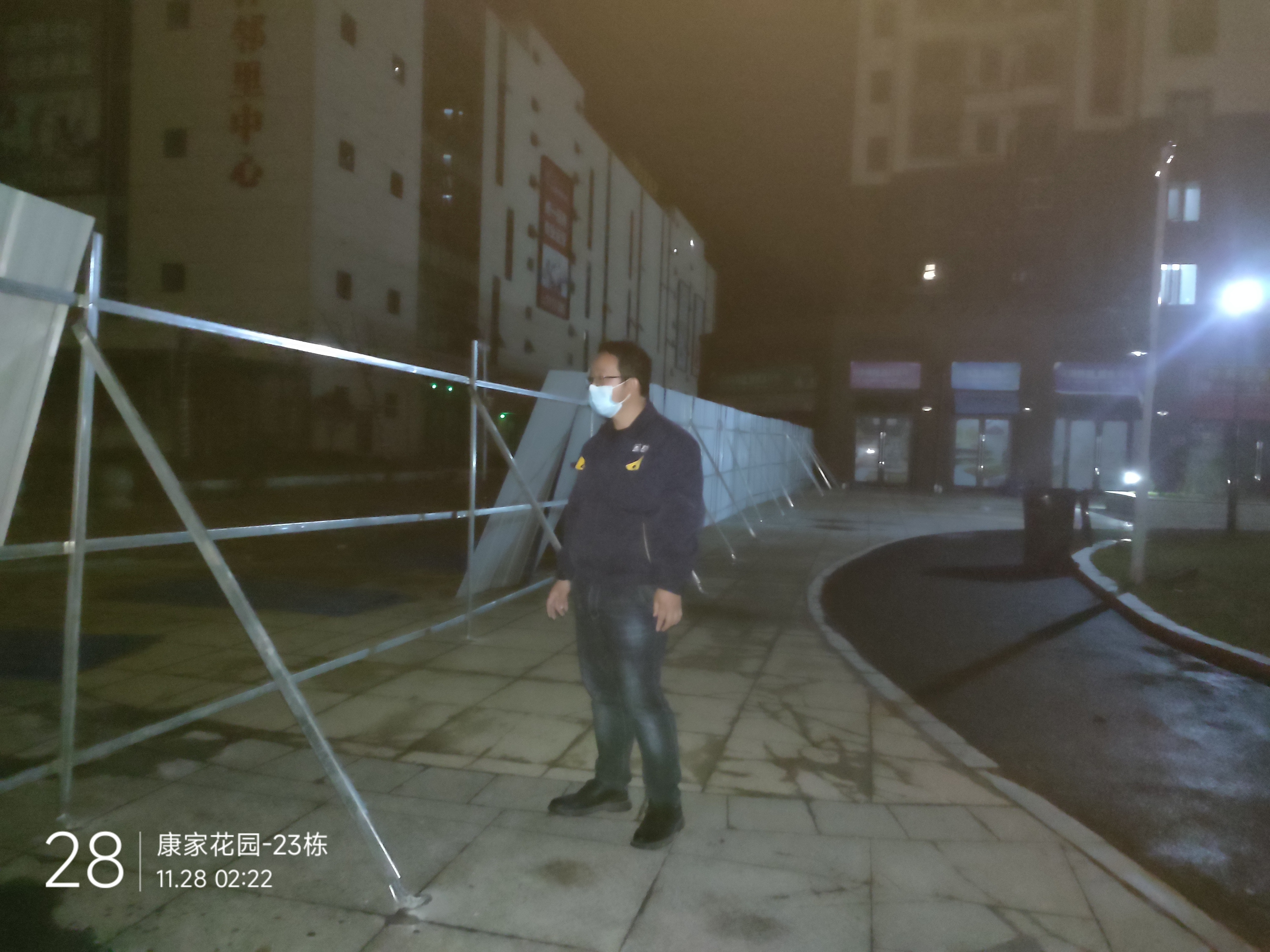 查看27日大風刮倒小區(qū)護欄恢復(fù)情況.jpg